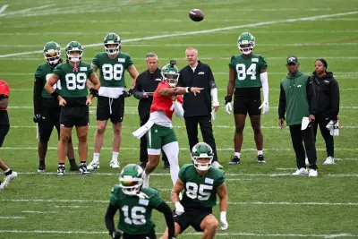 Justin Fields shows off consistency, chemistry with receivers at Jets camp