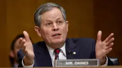 Senator's bill would open federal cemeteries to visits on holidays: 'Honor that they deserve'