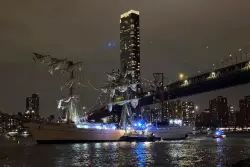 Mexican tall ship strikes Brooklyn Bridge, snapping masts and injuring sailors